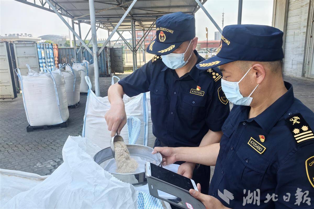 在最初的五个月中，对湖北省的进口和出口量增