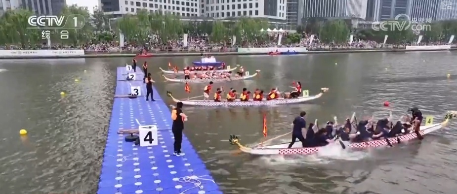 快得千篇一律、玩法五花八门地道“中国范儿”！盘点特色龙舟赛“名场面”(图5)