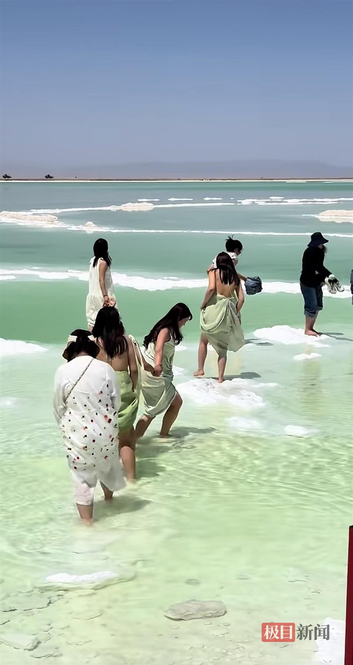 察尔汗盐湖景区再回应游客赤脚下水摄影：非常重视，已加强巡查
