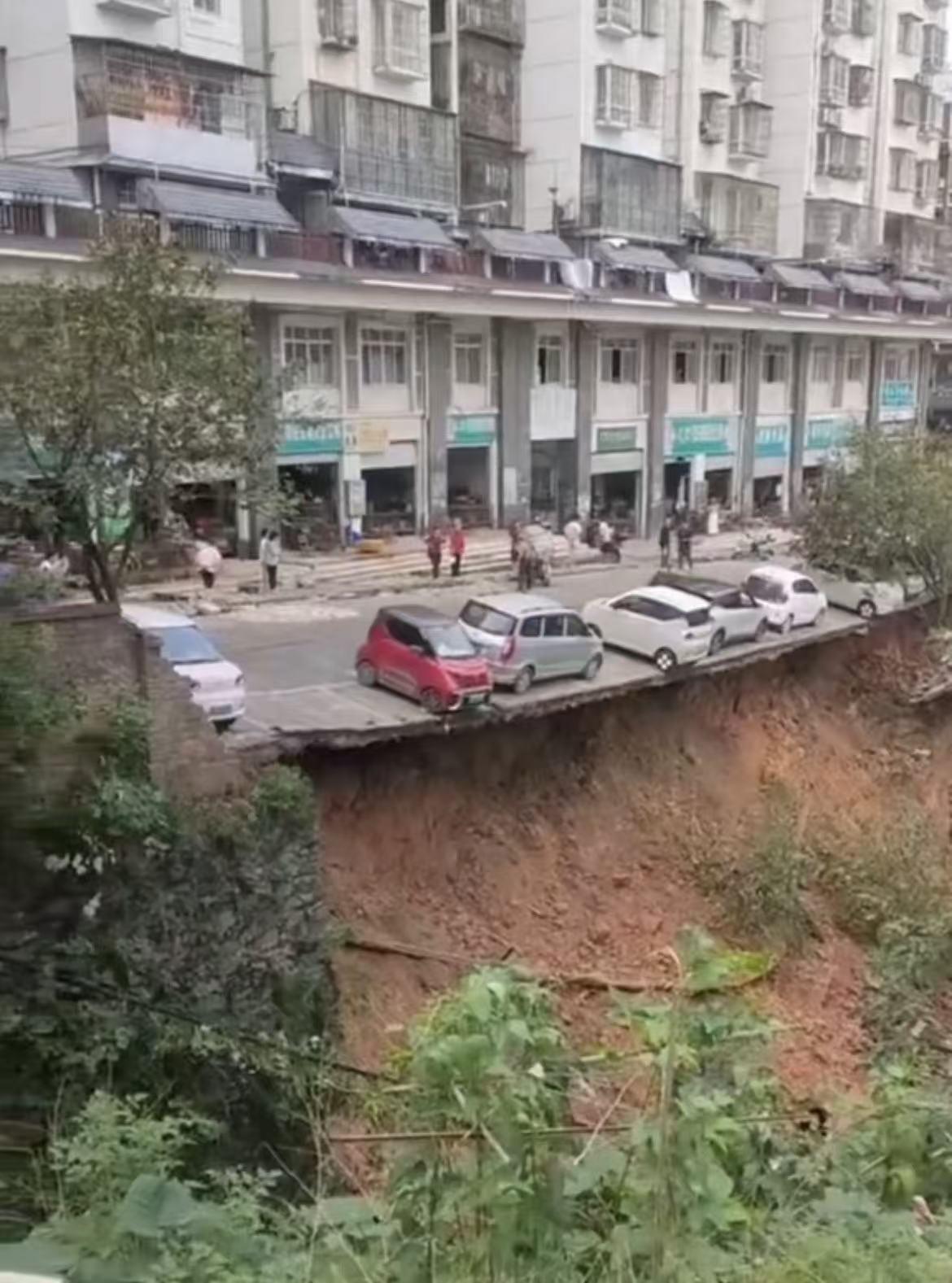 Liuzhou区发生了滑坡，许多汽车卷。本地响