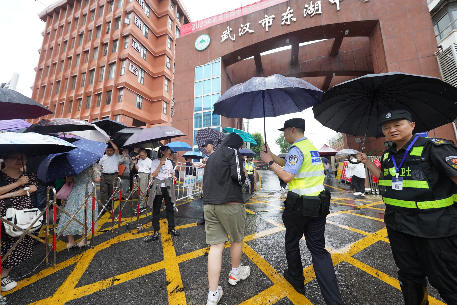 中考首场遇暴雨，武汉9.85万考生无一误考