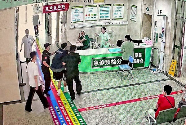 白叟街头突发脑梗  四名学生出手相助 白叟化险为夷后叮咛女儿一定要找到救命恩人