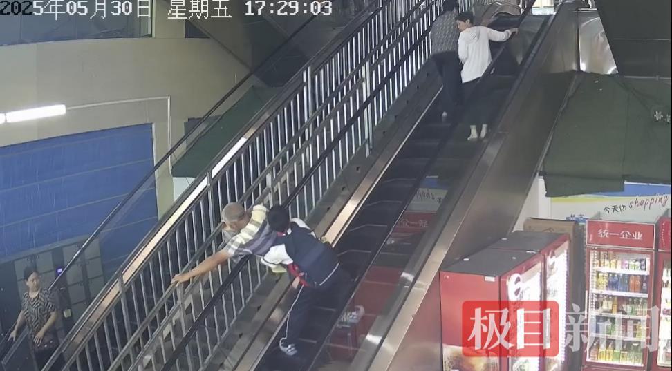 少年飞身护老，和母亲不约而同接力救助