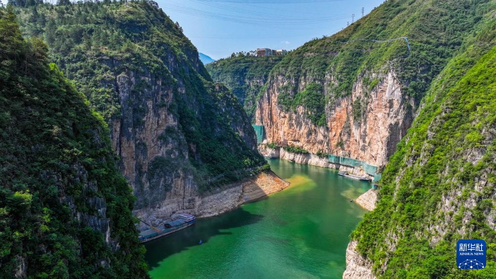在峡谷水库的三个区域中促进管理有害石头，以