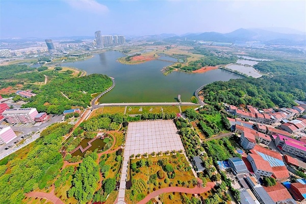 现年51岁的Hongqi水库已成为一个生态公园。绿道可