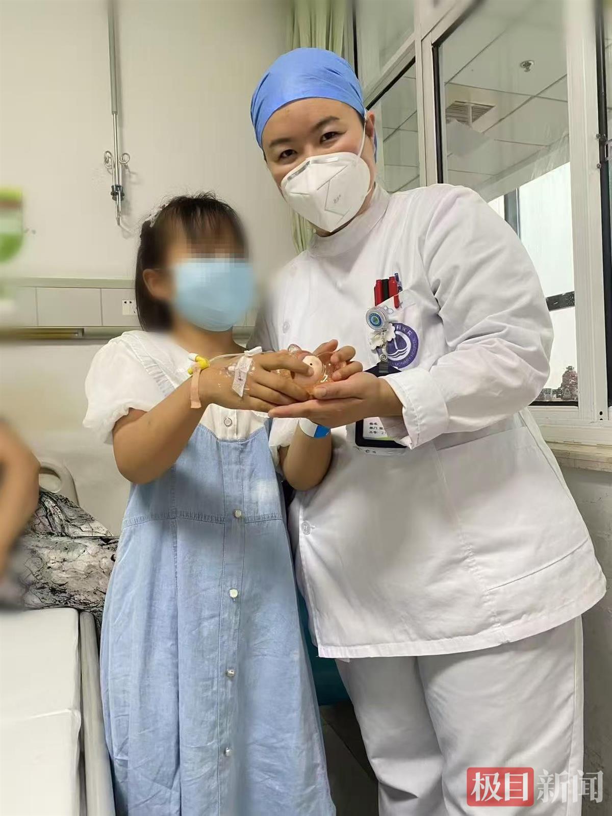 “谢谢姐姐陪我打败病菌小怪兽！”小患者把独爱的玩偶当作“六一”礼物送给护理