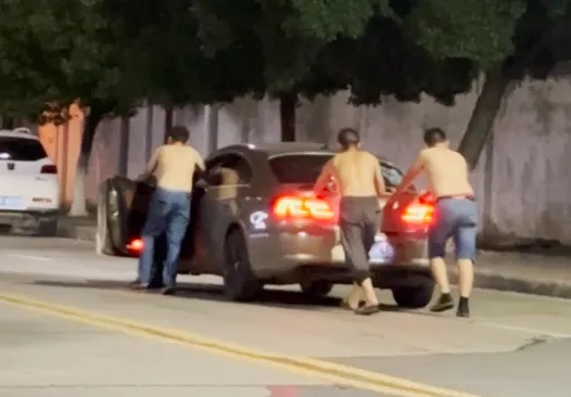 三人饮酒后推了手推车 - 一米的家。它被认为是