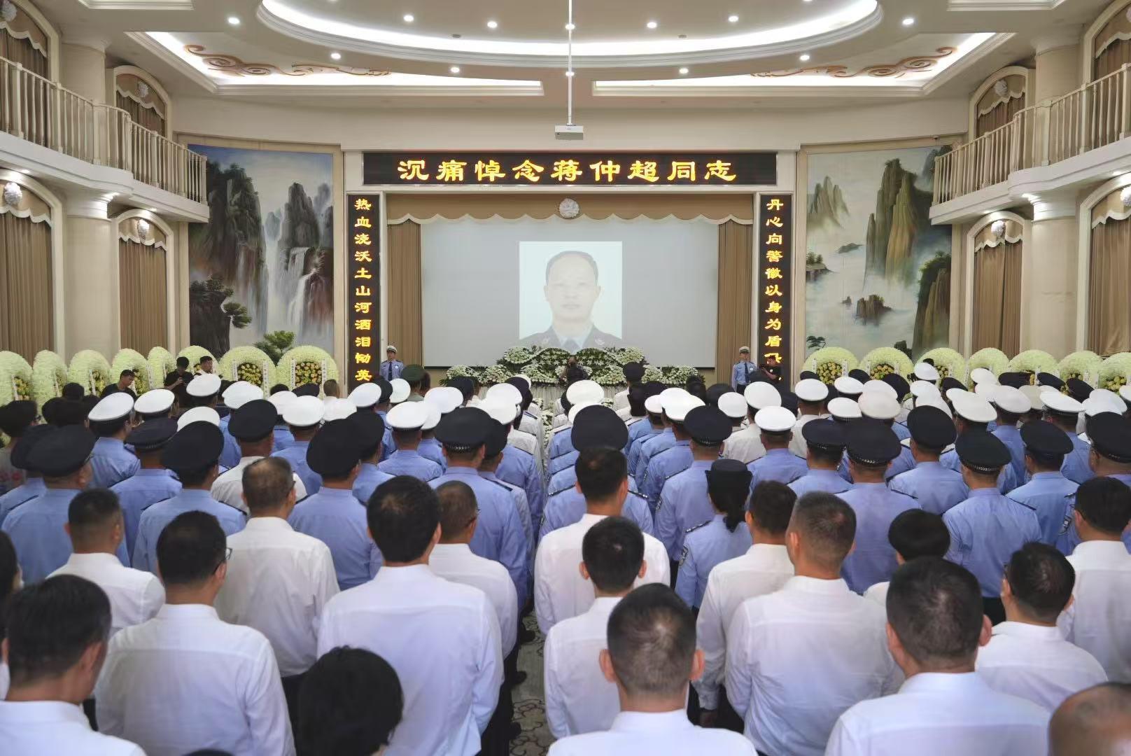 武汉交警蒋仲超受伤昏倒12天后献身，他把满腔酷爱熔铸成岗位上的永久坐标