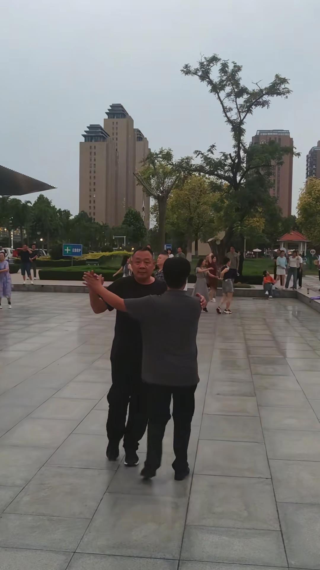 于东来现身河南许昌许都公园，市民称其常常过来跳舞