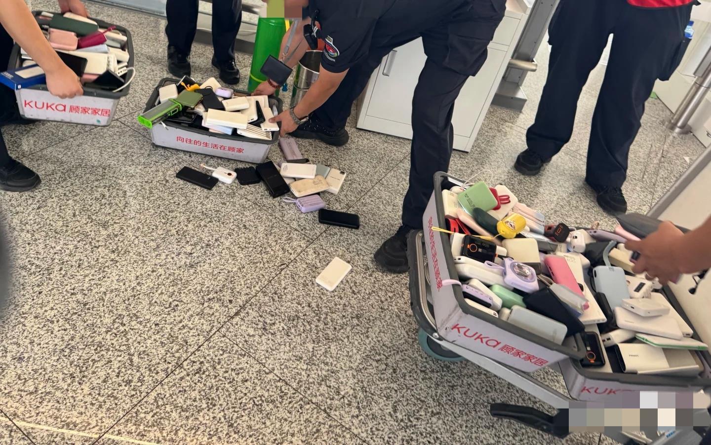 “禁带无3C标及被召回充电宝乘机”新规出台，天山机场提早实施，旅客安检时看到上百个不合规充电宝被阻拦
