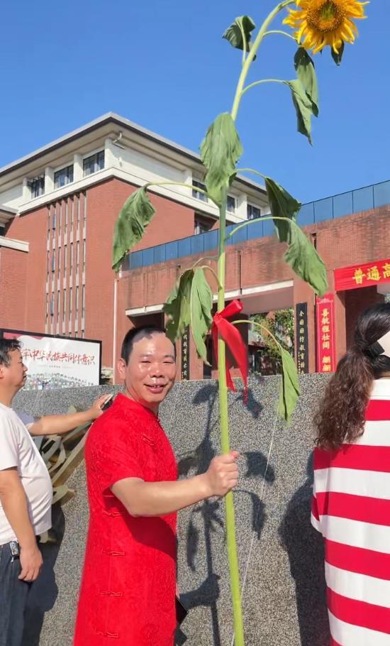 朱zhou的一位父亲穿着Cheongsam，并在测试中接受了