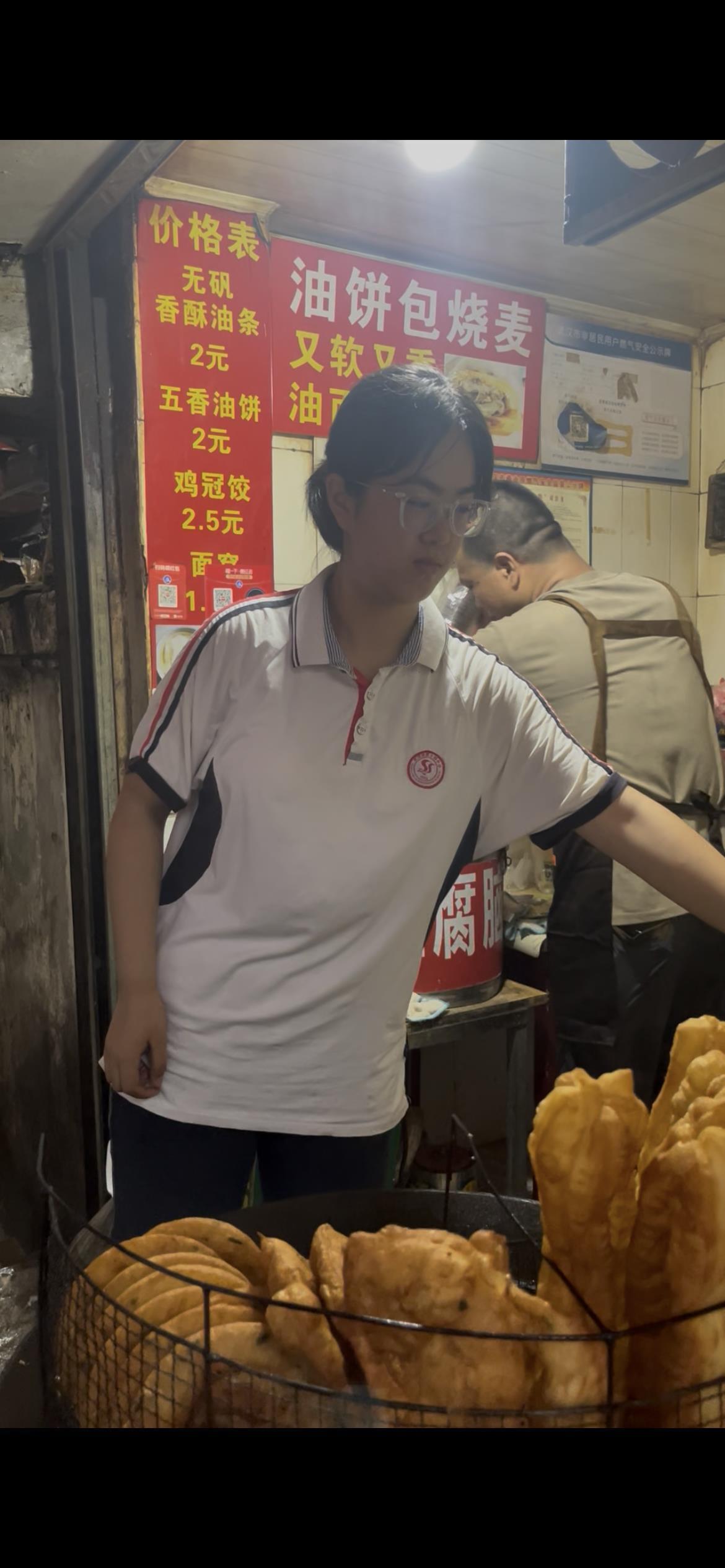 4.5平方米小店走出高考物理类600分女生，妈妈挂出横幅，豆浆豆腐脑免费谢邻里