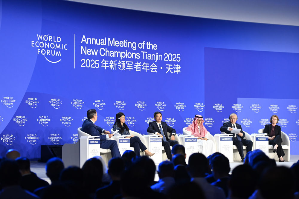 新华角度｜新能源转型、新产业晋级、新技术革命——2025夏日达沃斯论坛热门扫描