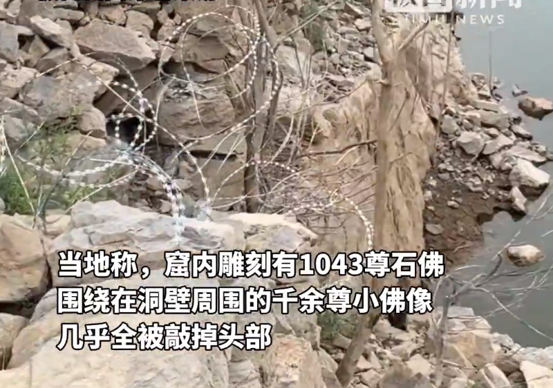 通往千佛洞路途已被关闭，有铁门阻挠制止别人入内，佛洞周围已拉铁丝网
