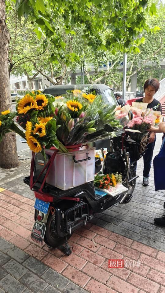 在大学入学评论室外面出售了向日葵，父母排成