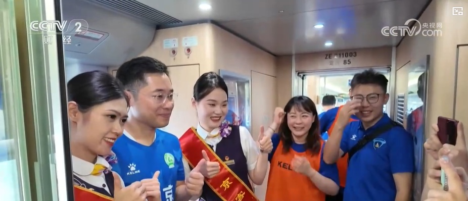 跟着球迷动身！记者体会首趟“苏超”球迷专列