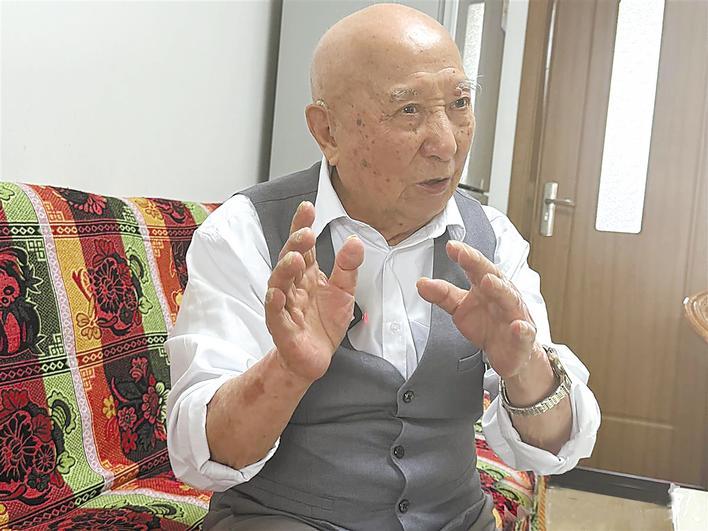 韦卡伊（Ye Weicai）是儿童剧院团体的101岁成员，