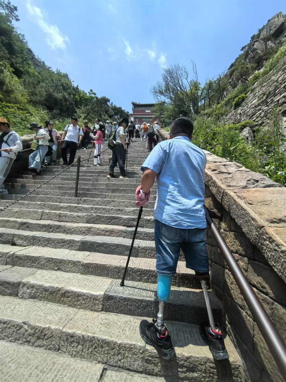 双腿戴假肢男人4小时爬上泰山南天门	，只带了一根拐杖，这是他第三次登顶泰山