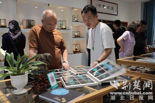 参观Zhushan Turquoise行业的绿松石行业专家