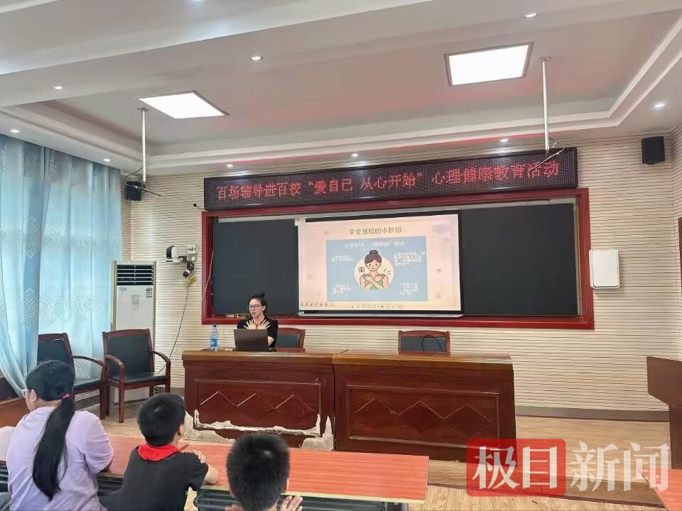 Chibi，Hubei：在100所学校（车站）的数百次辅导，步行到青年宫学校