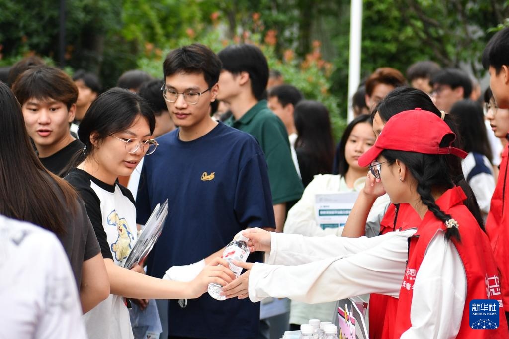 志愿服务护送大学入学考试