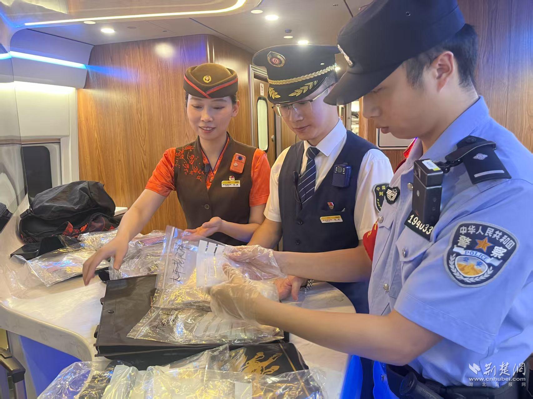 200万元的黄金珠宝落在高速金属上，并恢