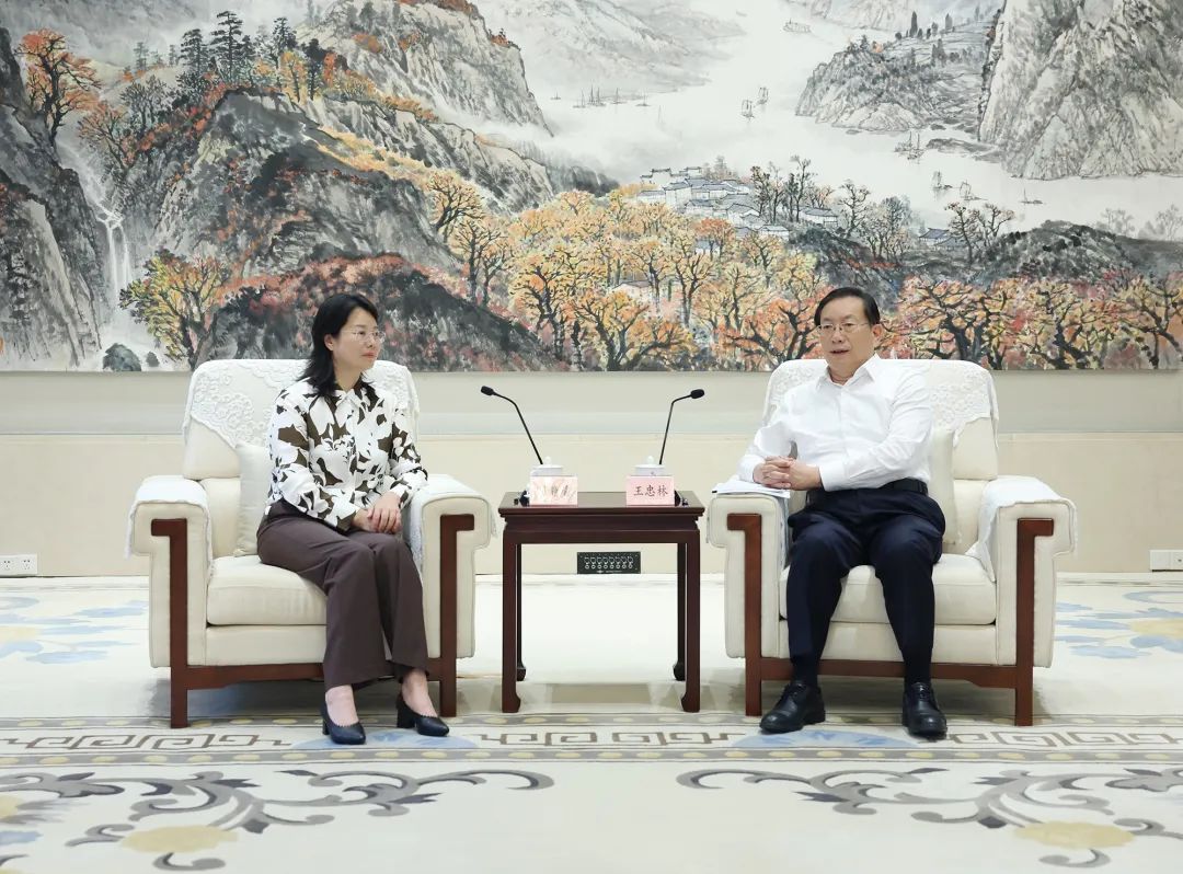 Wang Zhonglin正在与中国创新航空公司董事长Liu Jingyu会面，以增加投资合作，扩大