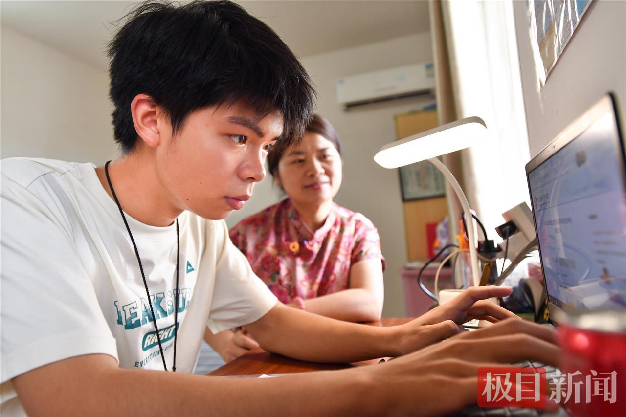 黄冈中学文科考生刘舒言高考成果进入全省前十，班主任寄语：心胸酷爱，奔赴山海；未来可期，一路生花！