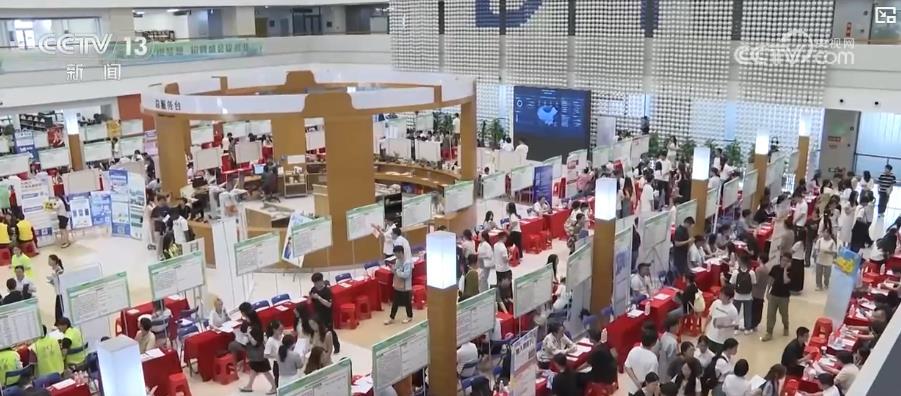 大学毕业生在关键的工作时间做出了努力，对新