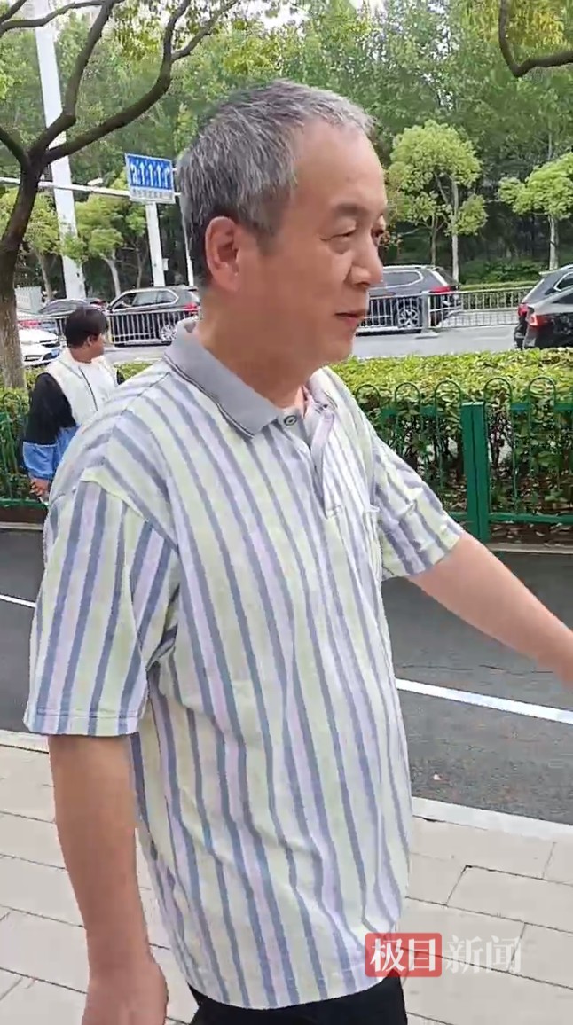 合肥60后考生与其他家长互送祝福，一度被误认成送考家长
