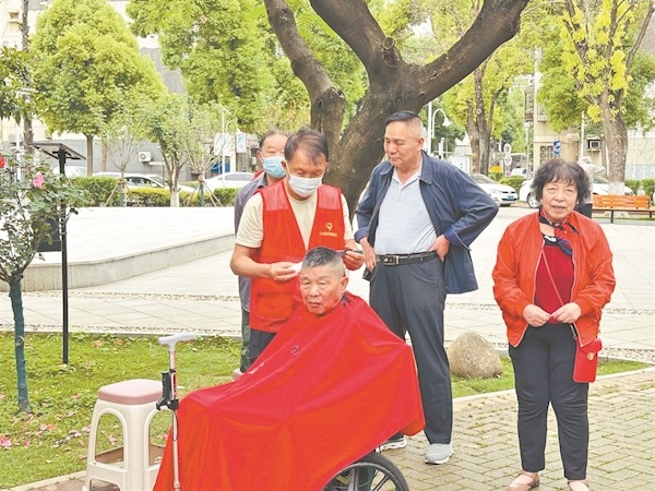 削减邻居的爱，削减世界的热量。 70岁的父亲自愿为成年人剪头发二十年
