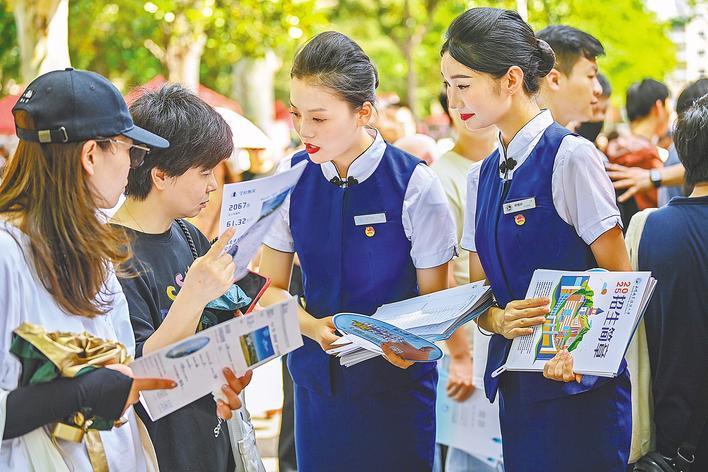 高着儿咨询会上 百余高校答疑