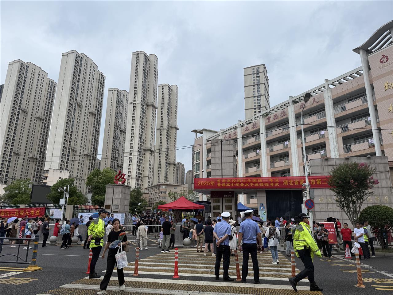 “最强应援团”为考生送暖心祝愿 妹妹身穿“蟾宫折桂”衣服为哥哥加油