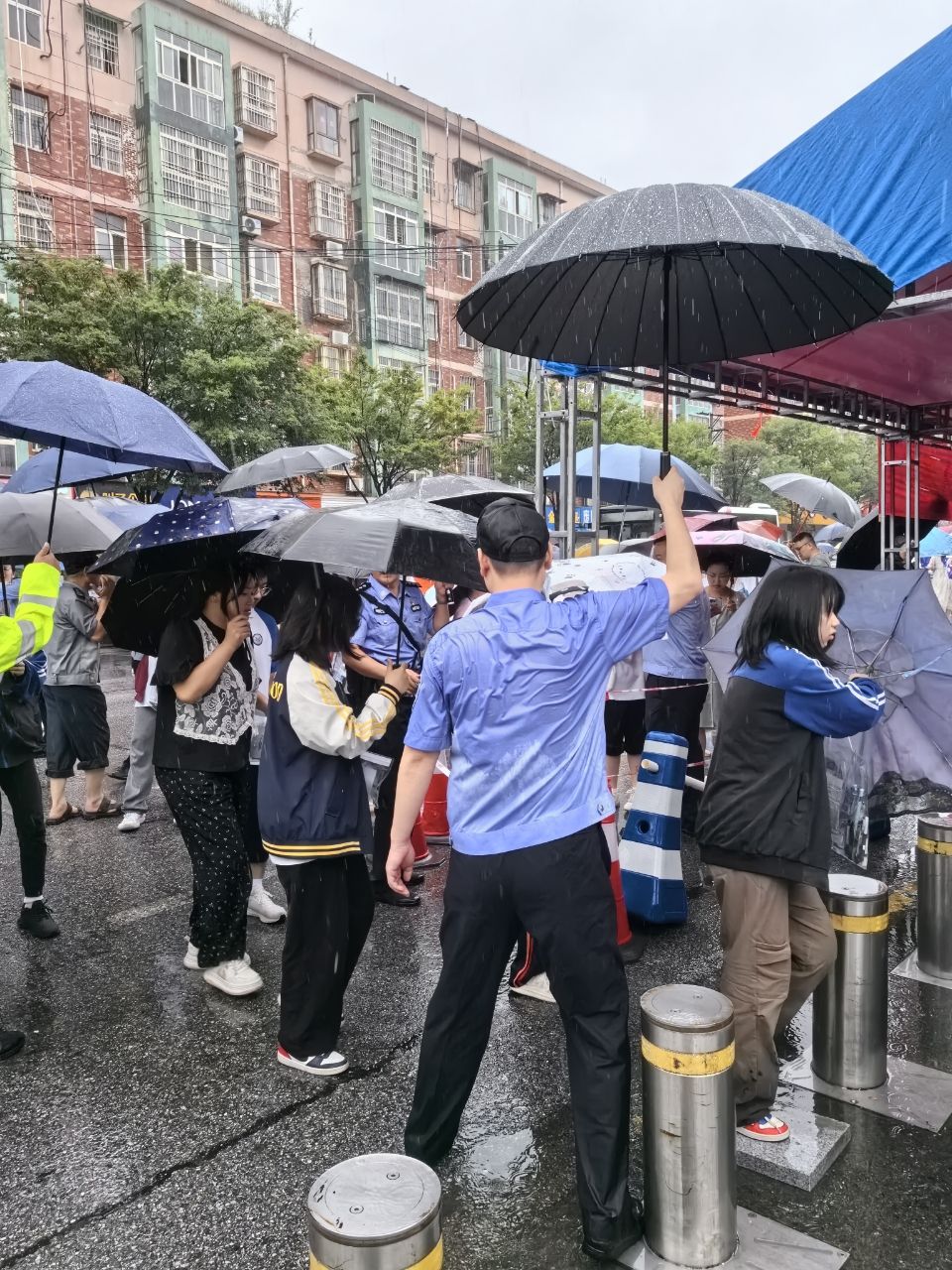 陪同高中入学考试黄皮警察为大雨付出了原始的愿望