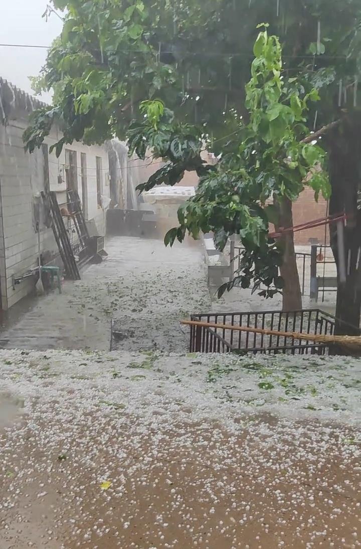 突然在山西的许多地方降雨：大约需要半个小时