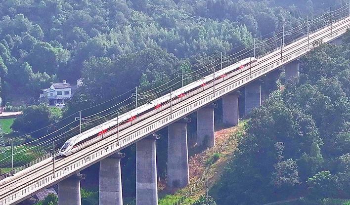 商业运营时速瞄准400公里 全球最快高铁在湖北试跑半个月