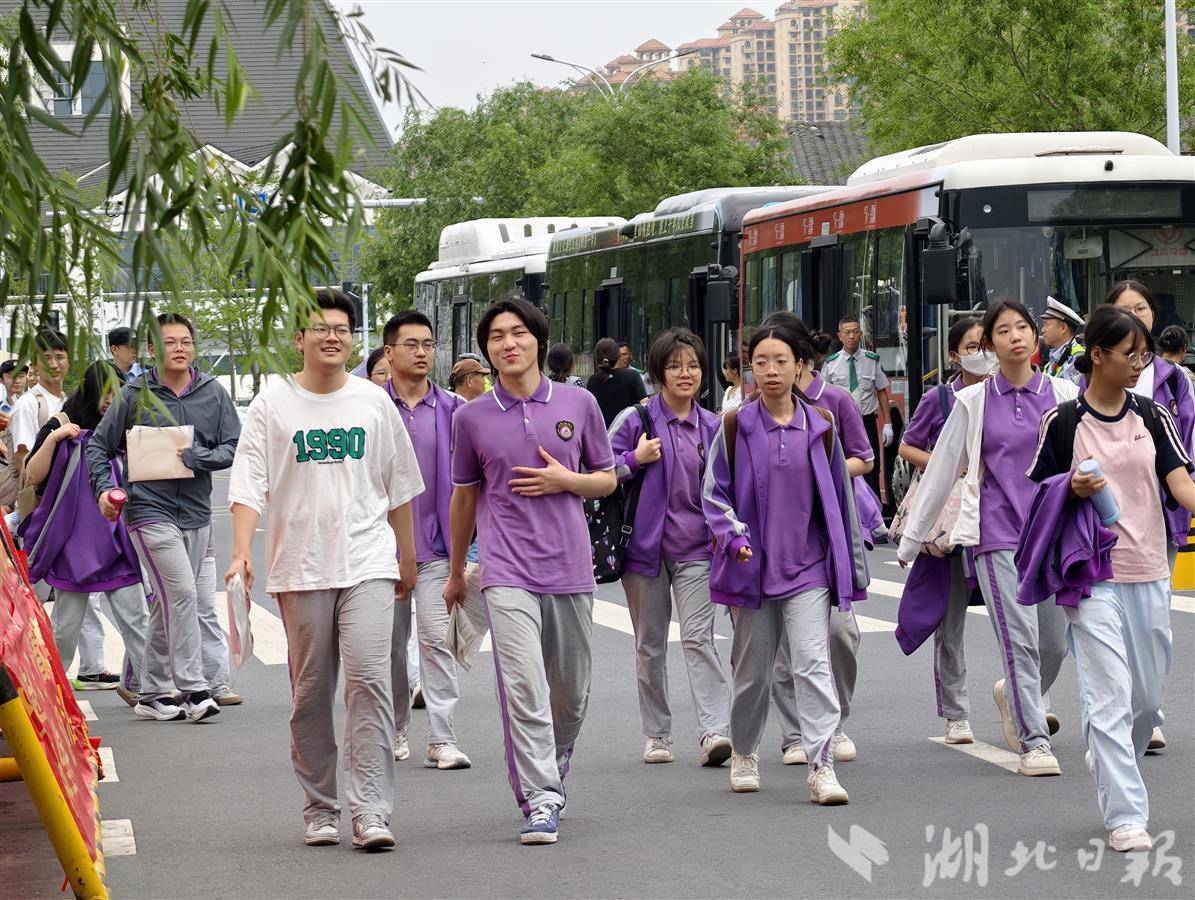 高考路上，考生逐梦家长温情相伴