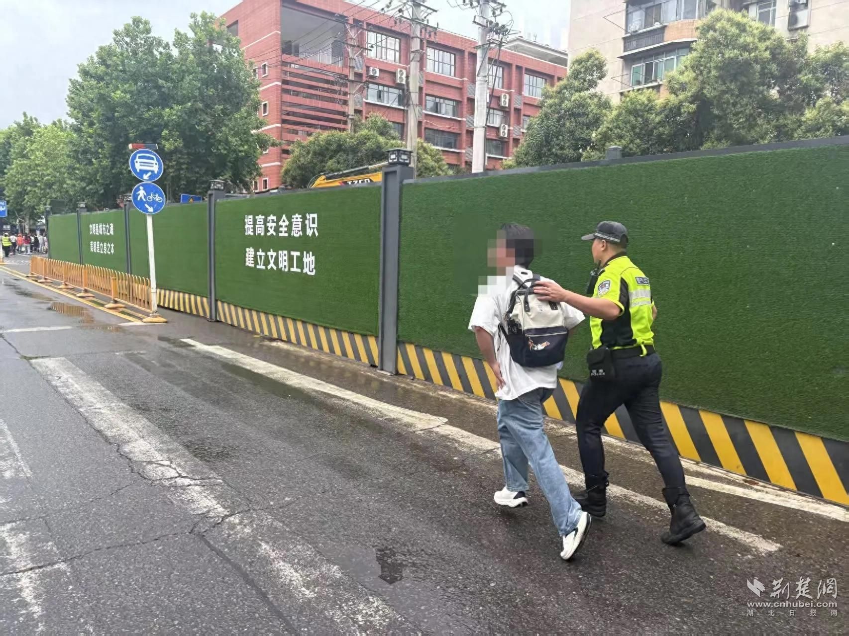 武汉交警全力以赴助力首场考试顺利进行