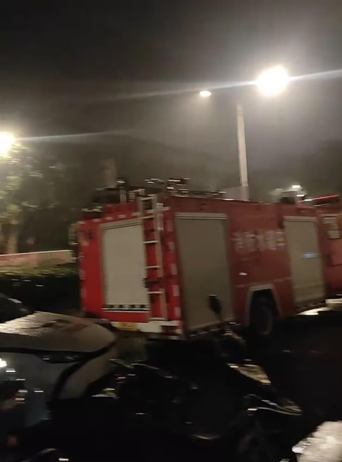 在龙船节之夜,江民的三名高中生被拘留在戴利