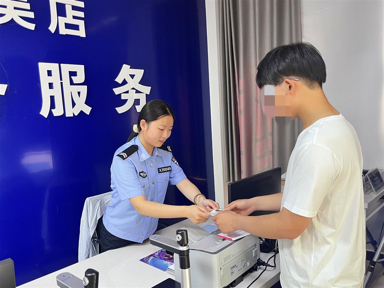 父母渴望为高中生丢失身份证。 Hubei Zaoyang公共安