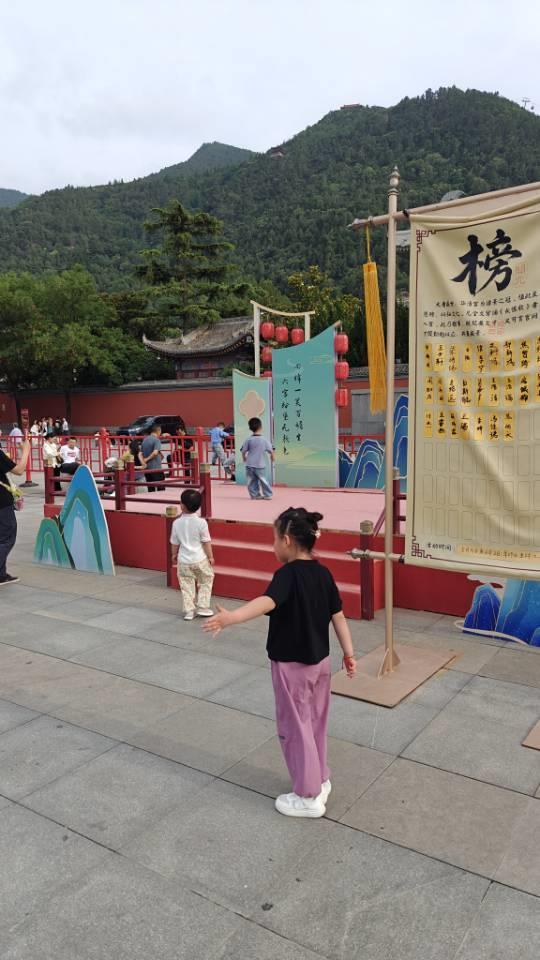 端午假日首日27人背《长恨歌》免费游华清宫，榜单快写不下了，跑男也把这里带火了