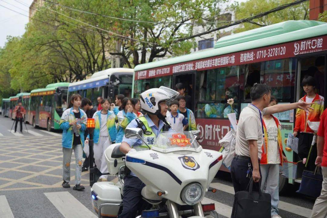 风雨中湖北交警守护中考学子路