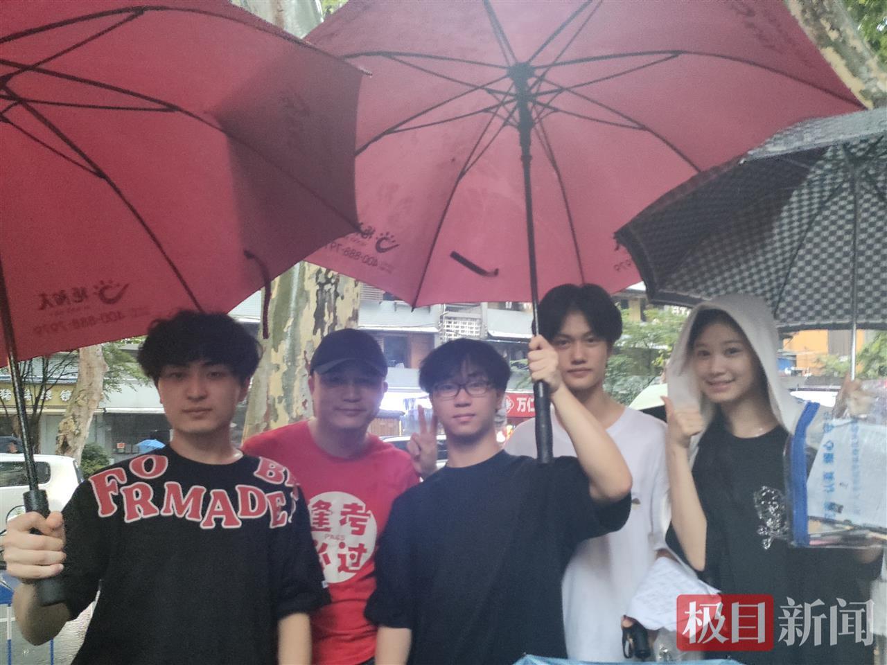 老师在雨中骑着一辆共同的自行车参加考试。他