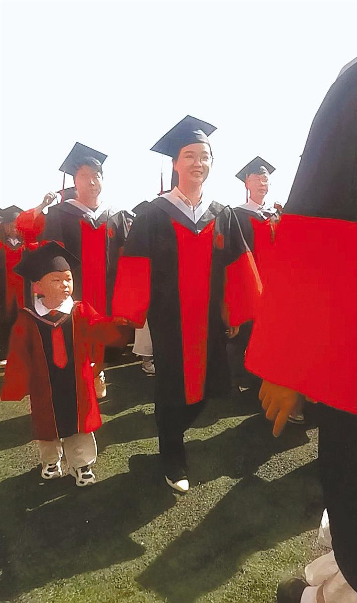 武汉学院结束时的仪式经常举办家庭娱乐，父母毕业于“婴儿纸”