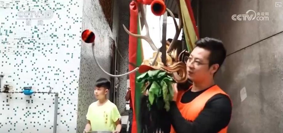 娱乐节的“有趣的龙船节”吸引了游客“龙船