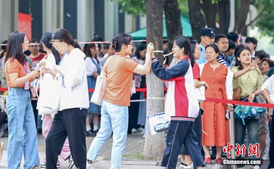 2025年考试考试开始了！成千上万的候选人去审判