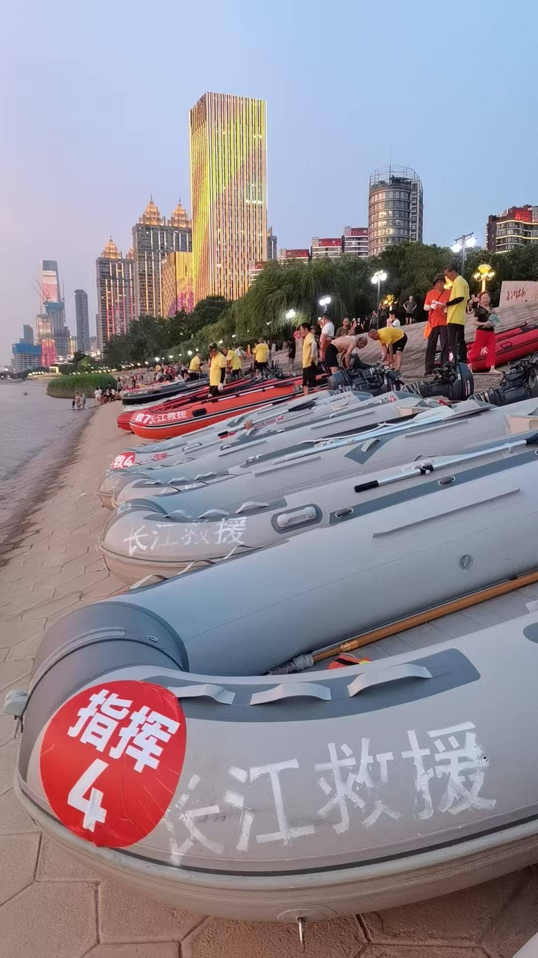 探访高温下的劳动者长江救援队老兵匡威：头顶烈日保障水上救援(图6)