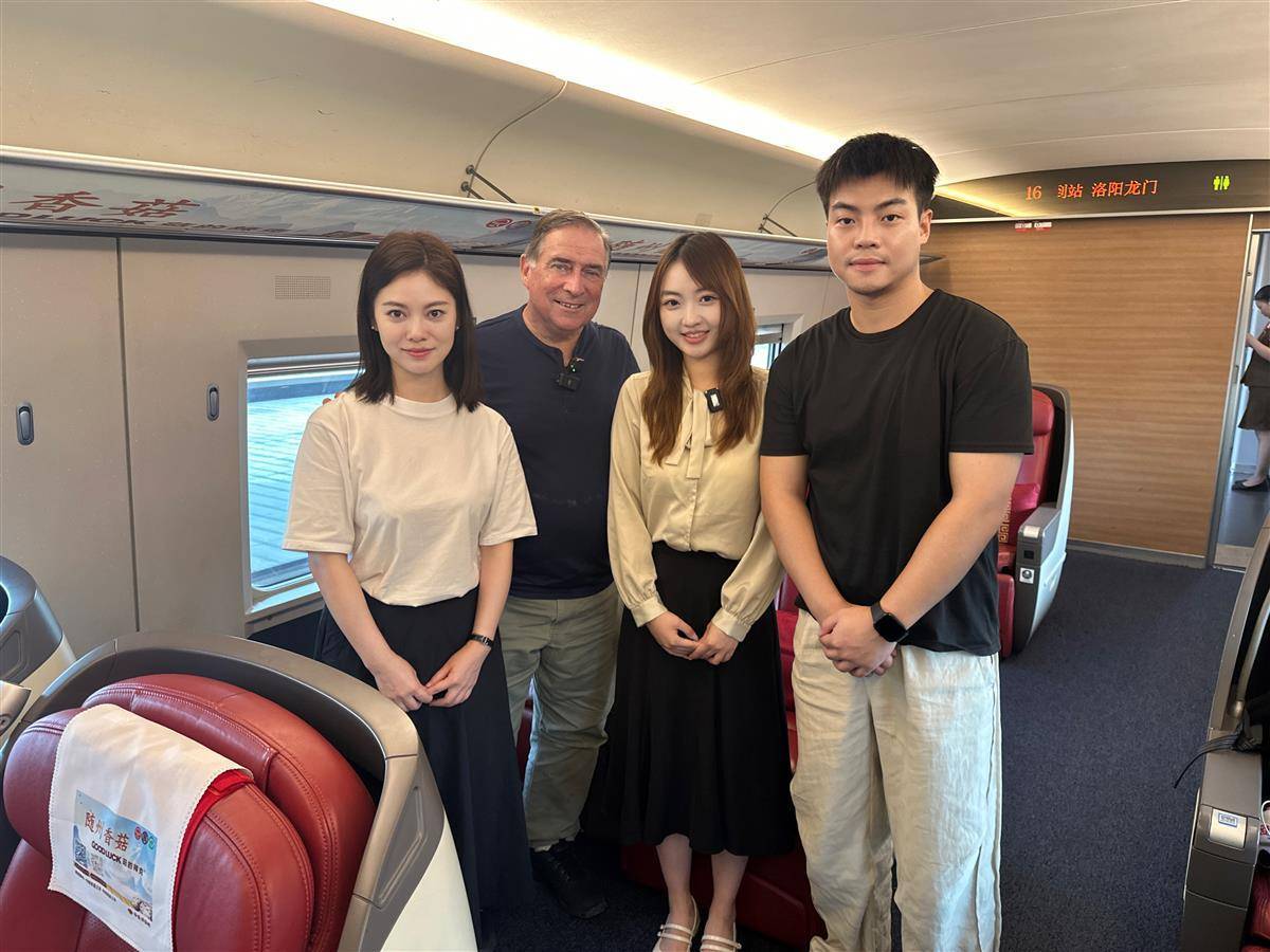 与美国空中遗产基金会总统杰夫·格林(Jeff Gre