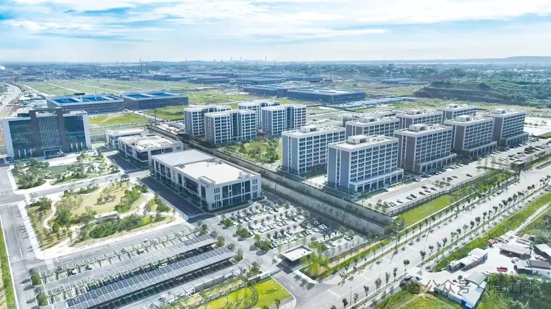 在湖北发展的主要项目的进步之后，有一群“小
