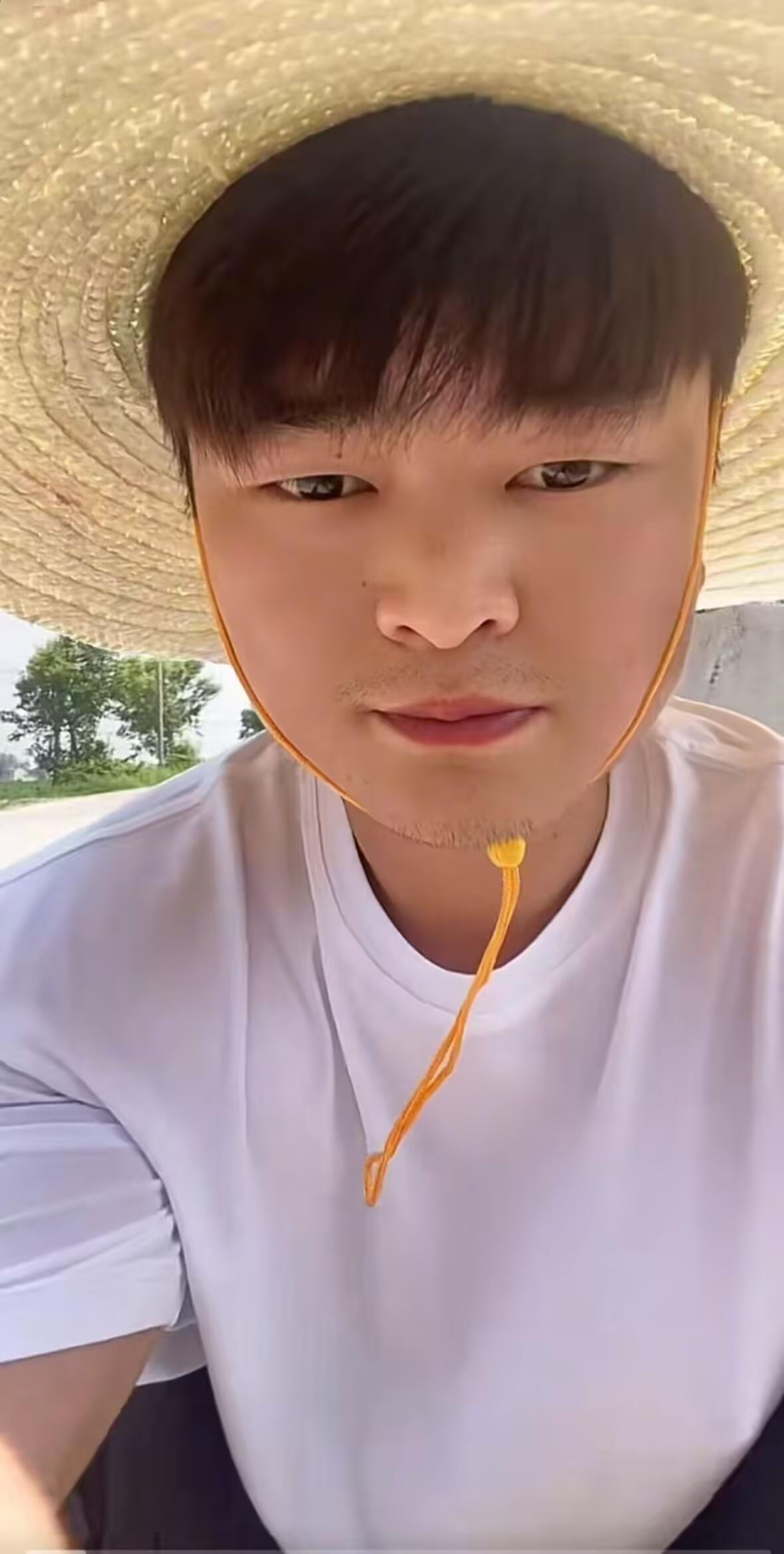 30岁的男人hui在河里营救了三个家庭，但精疲力尽